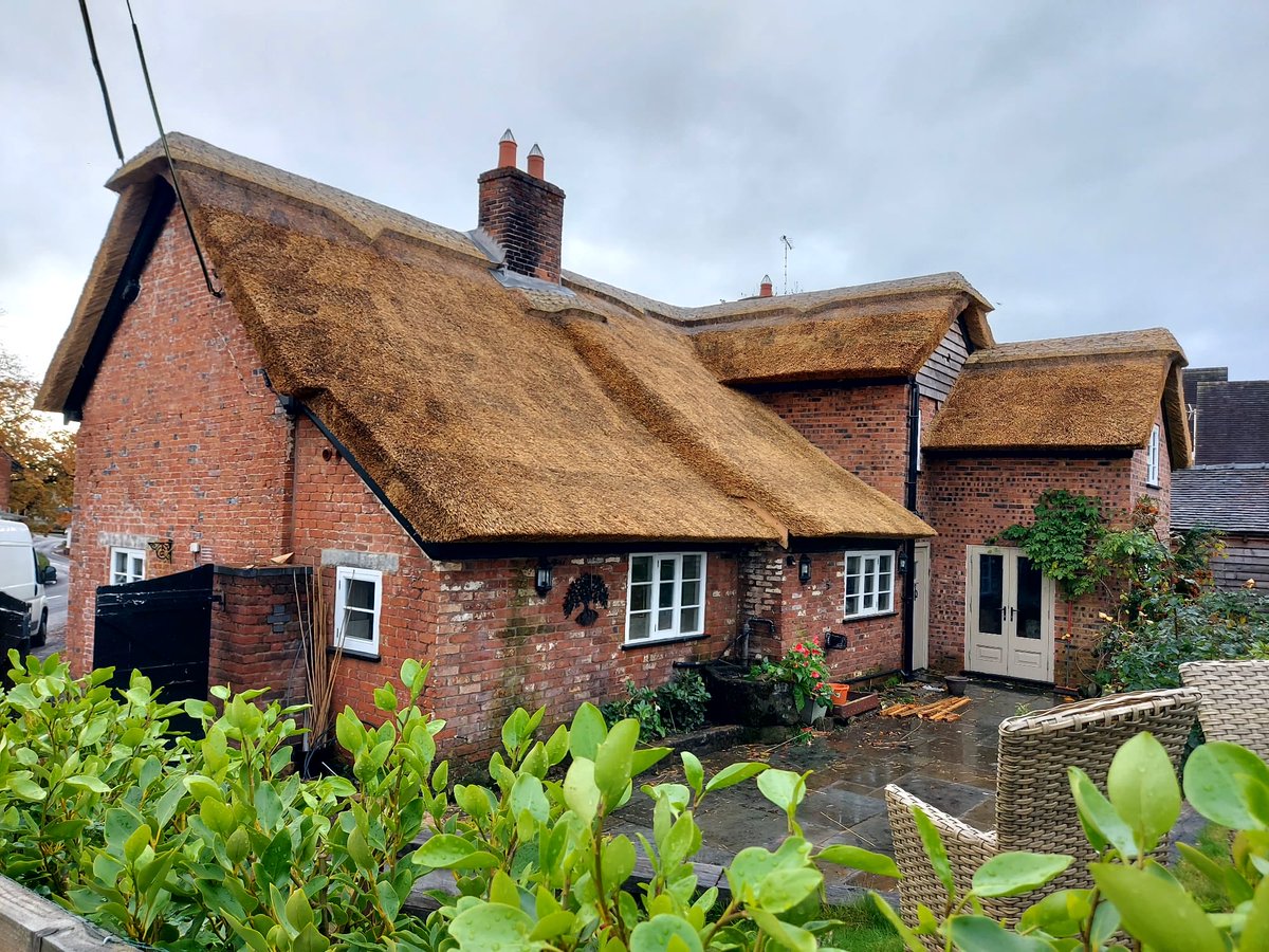 masterthatcher2's tweet image. #Swynnerton #Thatching job complete. Work carried out by Rafal, Daniel and Michal.