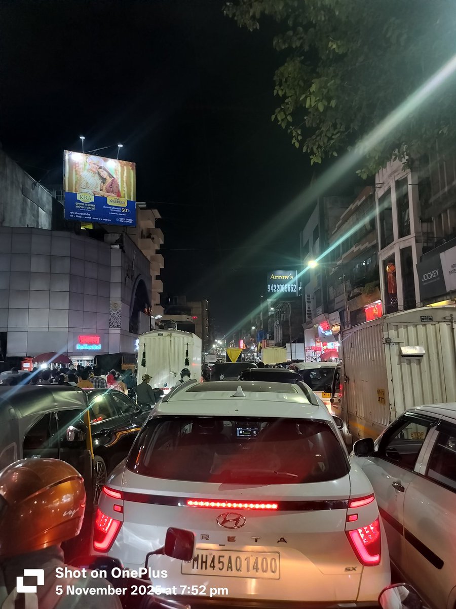 जवळपास 1 तास झाला शनिवारवाडा, पुणे येथे तुफान traffic jam झालेला आहे. ना कोणी signal पाळत आहे ना प्रशासन काही करतां दिसत आहे. 
नेहमीचीच बोंब!
<a href="/PMCPune/">PMC Care</a> <a href="/PuneCityTraffic/">पुणे शहर वाहतूक पोलीस</a>
तातडीने लक्ष घालूया
Pune #Pune #Traffic
 <a href="/PuneTrafficU/">Pune Traffic Updates</a> <a href="/traffic_pune/">Pune Traffic</a> 

<a href="/Vinayak52030046/">🚩Vinayak Kulkarni 🇮🇳</a>