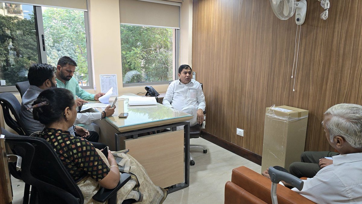 yogenderchando1's tweet image. #दिल्ली_प्रदेश_कार्यालय 

बिहार प्रवास से लौटकर आज पुनः दिल्ली प्रदेश कार्यालय में संगठनात्मक कार्यों एवं आगामी कार्यक्रमों पर साथियों के साथ विस्तार से चर्चा की।
सेवा ही संगठन के संकल्प के साथ निरंतर जनसेवा हेतु समर्पित।🙏🌹

#YogenderChandolia #NorthWestDelhi…