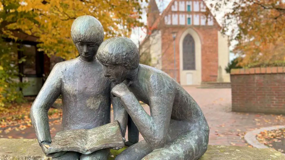 wetter_x's tweet image. 1/2
#Spätherbst in der Gemeinde #Lilienthal bei #Bremen mit dem allgemeinen Laubfall. 
Der Blattfall der Stiel-Eiche🌳, des spätreifenden Apfels🍎und der Nadelfall der Europäischen Lärche markieren den Beginn des phänologischen Winters.

📸:Andreas Schack/Quelle: @LutzRode 🗞️WZ