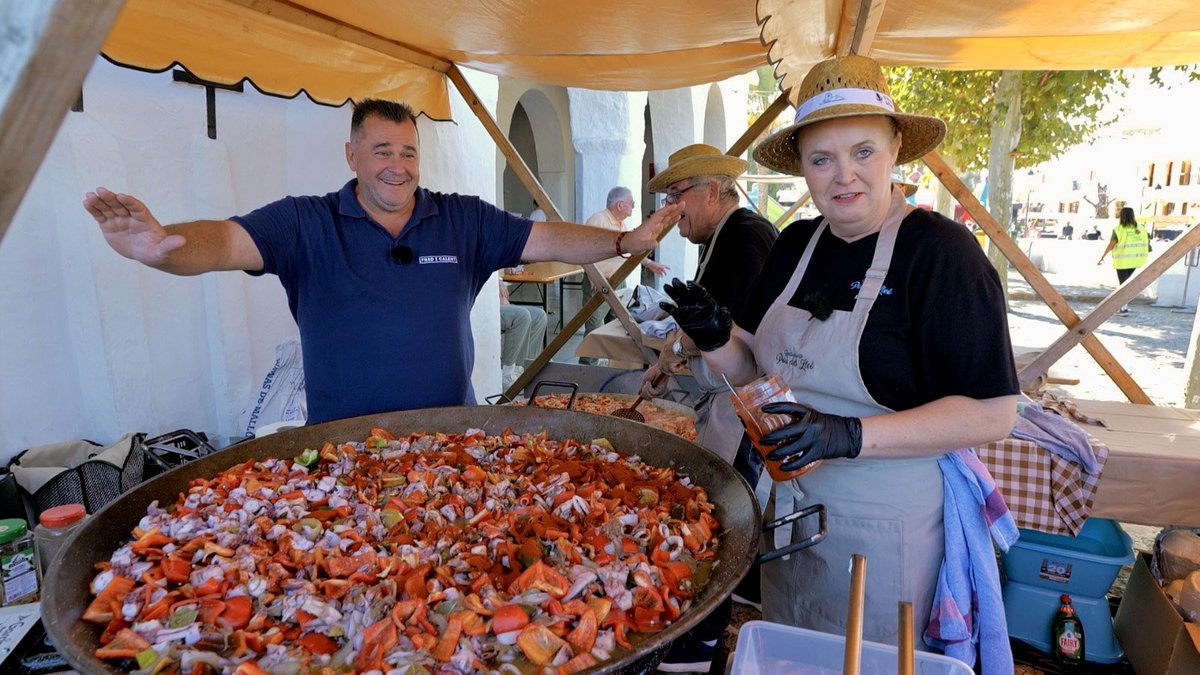 MiquelCalent's tweet image. Avui a #FrediCalentIB3 visistam la Fira del Calamar de Sant Carles de Peralta per gaudir de la seva proposta festiva i concurs gastronòmic.
Pollastre amb amb raïm, calamar farcit d&apos;esclata-sangs i paella de fideus, cachopo asturià, xuixos de crema…🍎🥯🍳🍔🐟🥩🍲🧁🍪👨‍🍳🎊🎉