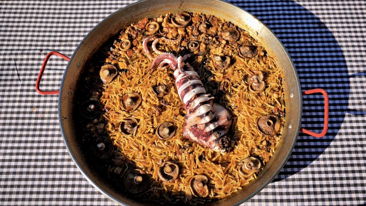 MiquelCalent's tweet image. Avui a #FrediCalentIB3 visistam la Fira del Calamar de Sant Carles de Peralta per gaudir de la seva proposta festiva i concurs gastronòmic.
Pollastre amb amb raïm, calamar farcit d&apos;esclata-sangs i paella de fideus, cachopo asturià, xuixos de crema…🍎🥯🍳🍔🐟🥩🍲🧁🍪👨‍🍳🎊🎉