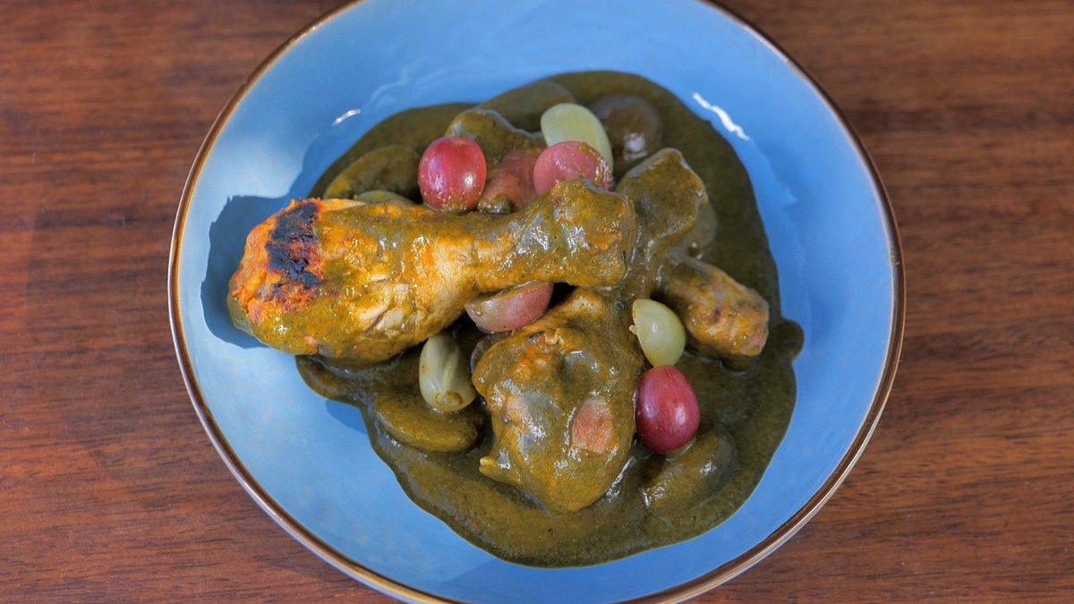 MiquelCalent's tweet image. Avui a #FrediCalentIB3 visistam la Fira del Calamar de Sant Carles de Peralta per gaudir de la seva proposta festiva i concurs gastronòmic.
Pollastre amb amb raïm, calamar farcit d&apos;esclata-sangs i paella de fideus, cachopo asturià, xuixos de crema…🍎🥯🍳🍔🐟🥩🍲🧁🍪👨‍🍳🎊🎉