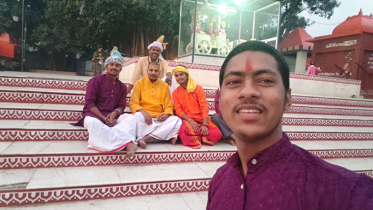 यत्र योगेश्वरः कृष्णो यत्र पार्थो धनुर्धरः।
तत्र श्रीर्विजयो भूतिर्ध्रुवा नीतिर्मतिर्मम।।
जहाँ योगेश्वर भगवान् श्रीकृष्ण हैं और जहाँ गाण्डीवधनुषधारी अर्जुन हैं, वहाँ ही श्री, विजय, विभूति और अचल नीति है -- ऐसा मेरा मत है।🚩🙏 #Jyotisar #Kurukshetra