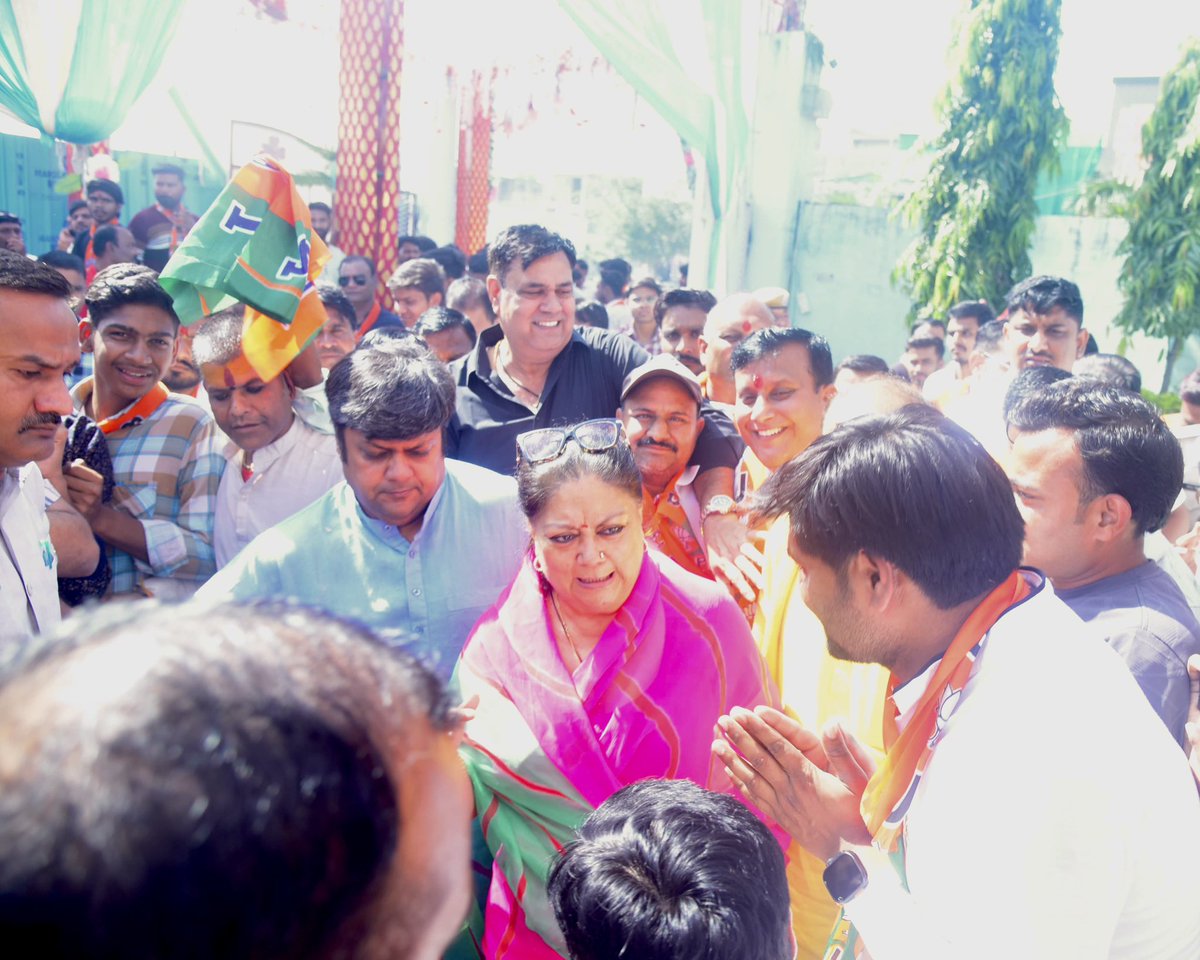 DushyantDholpur's tweet photo. #अंता_में_भाजपा

आज अंता विधानसभा क्षेत्र की कार्यकर्ता बैठक में संगठन की मजबूती, उपचुनाव की रणनीति और भाजपा सरकार की योजनाओं को जन-जन तक पहुंचाने पर विस्तृत चर्चा की।

इस अवसर पर राजस्थान की पूर्व मुख्यमंत्री श्रीमती @VasundharaBJP जी मौजूद रही उन्होंने कार्यकर्ताओं का मार्गदर्शन किया। 

जनता से आह्वान किया कि क्षेत्र के निरंतर विकास, सुशासन और स्थायी प्रगत��� के लिए भाजपा प्रत्याशी श्री मोरपाल सुमन जी को भारी मतों से विजयी बनाएं।

#MorpalSuman #BJP4Rajasthan #Anta