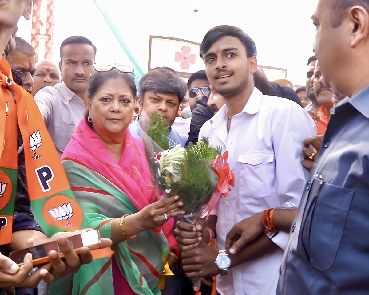 DushyantDholpur's tweet photo. #अंता_में_भाजपा

आज अंता विधानसभा क्षेत्र की कार्यकर्ता बैठक में संगठन की मजबूती, उपचुनाव की रणनीति और भाजपा सरकार की योजनाओं को जन-जन तक पहुंचाने पर विस्तृत चर्चा की।

इस अवसर पर राजस्थान की पूर्व मुख्यमंत्री श्रीमती @VasundharaBJP जी मौजूद रही उन्होंने कार्यकर्ताओं का मार्गदर्शन किया। 

जनता से आह्वान किया कि क्षेत्र के निरंतर विकास, सुशासन और स्थायी प्रगत��� के लिए भाजपा प्रत्याशी श्री मोरपाल सुमन जी को भारी मतों से विजयी बनाएं।

#MorpalSuman #BJP4Rajasthan #Anta