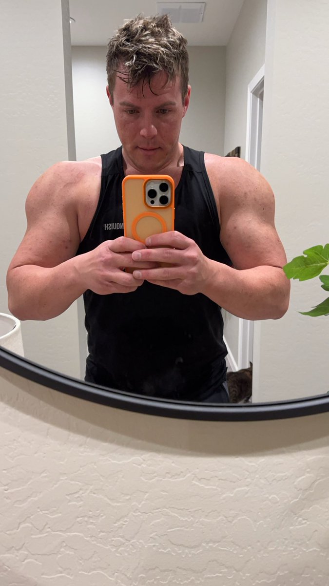 FITDIVO's tweet photo. Pump was real 
#pump #musclestud #musclestud #GymLife #flex #bodybuilding #bodybuilder https://t.co/6By0sj0k6q