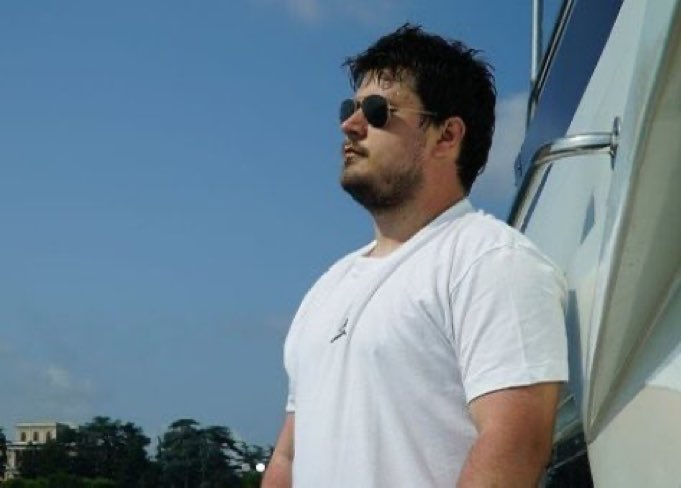 üni basladıgından beri beyaz tişört mavi pantolon yapıyoruz şu kasa