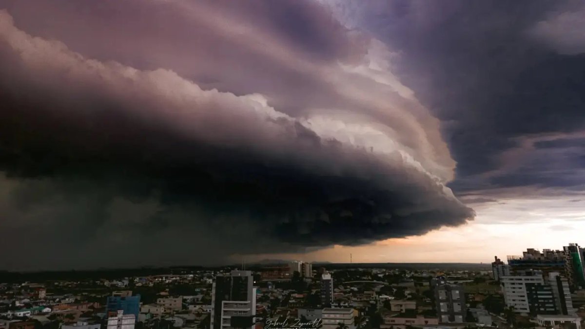 metsul's tweet image. 🔴 ATENÇÃO - ALERTA | Onda de tempestades vai acompanhar a formação do ciclone com vendavais e risco de granizo em vários estados. 

‼️ Leia o alerta: ▶️ metsul.com/onda-de-tempes…