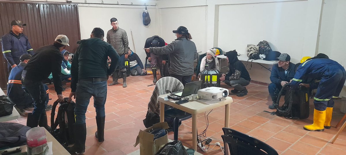asomineros's tweet photo. En nuestra sede de #Vetas culminó el curso de SOCORREDOR MINERO, contamos con colaboradores de la mina la orquídea del Sur de Bolivar!  #EnLaMinaPrimeroLaVida #MineriaConPropósito, @ANMColombia @CONNIEGJ @CARCDMB @PGN_COL @DefensoriaCol https://t.co/1GNm5NSMa7