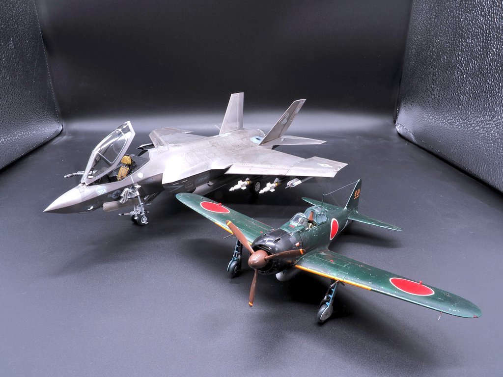 takacchi1729's tweet image. タミヤ製F35Cとファインモールド製零戦のコラボ
当然だがこのサイズ感
同スケールで並べるのも見応えがあるな
編集長も集合完了です

＃タミヤ
＃F35C
＃ファインモールド
＃零戦
＃モデルカステン
#佐藤編集長