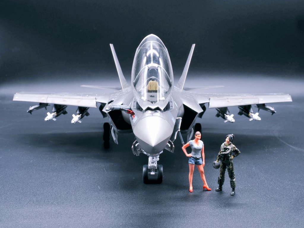 takacchi1729's tweet image. タミヤ製F35Cとファインモールド製零戦のコラボ
当然だがこのサイズ感
同スケールで並べるのも見応えがあるな
編集長も集合完了です

＃タミヤ
＃F35C
＃ファインモールド
＃零戦
＃モデルカステン
#佐藤編集長
