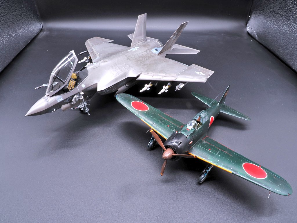 takacchi1729's tweet image. タミヤ製F35Cとファインモールド製零戦のコラボ
当然だがこのサイズ感
同スケールで並べるのも見応えがあるな
編集長も集合完了です

＃タミヤ
＃F35C
＃ファインモールド
＃零戦
＃モデルカステン
#佐藤編集長