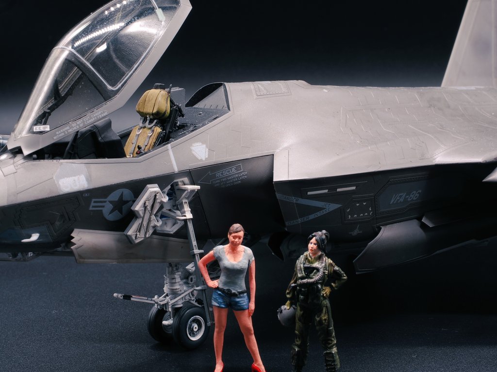 takacchi1729's tweet image. タミヤ製F35Cとファインモールド製零戦のコラボ
当然だがこのサイズ感
同スケールで並べるのも見応えがあるな
編集長も集合完了です

＃タミヤ
＃F35C
＃ファインモールド
＃零戦
＃モデルカステン
#佐藤編集長