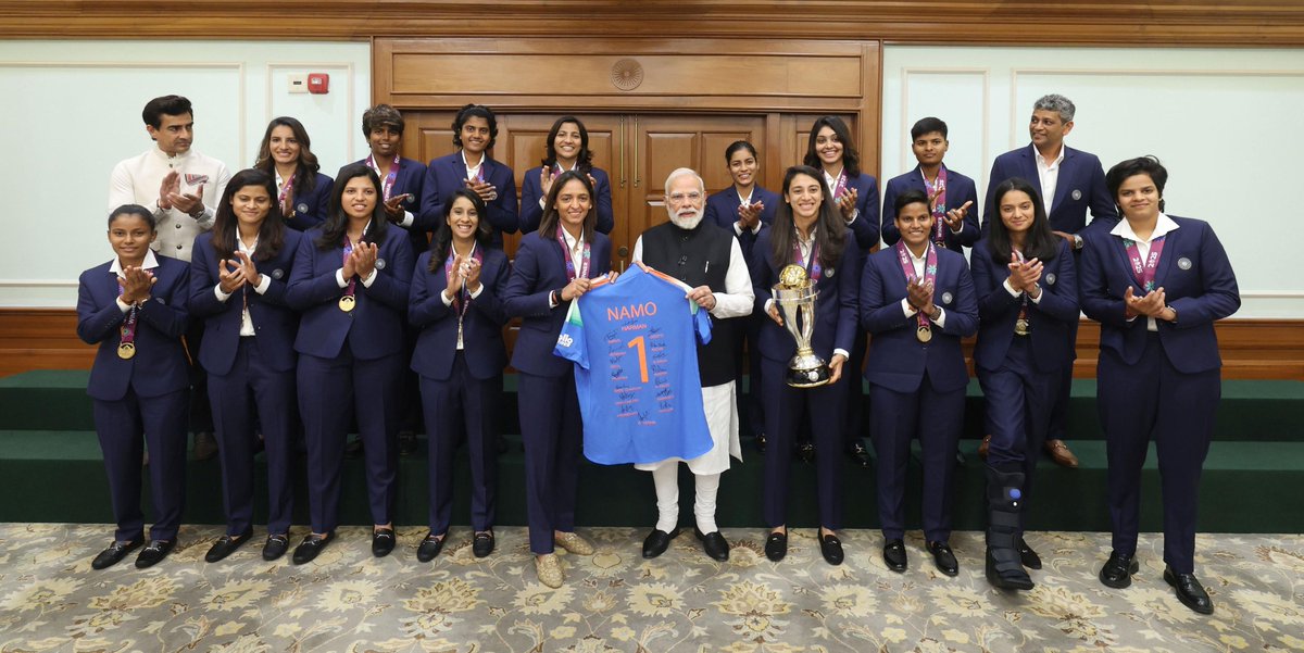 airnewsalerts's tweet photo. Prime Minister @narendramodi hosted the champions of the Women’s World Cup 🏆 at his residence at Lok Kalyan Marg, Delhi.

#WomensWorldCup2025 | #WomensWorldCup | #WomensCricket