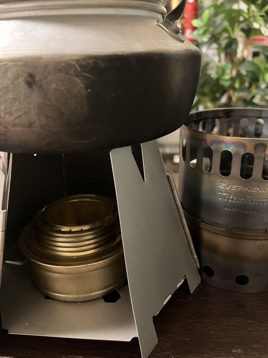OMaru0118's tweet photo. 次回のキャンプ🏕️はULで、こいつらに活躍してもらうぞ‼️
#evernew
#trangia
#vargo https://t.co/Epu0KB0kqd