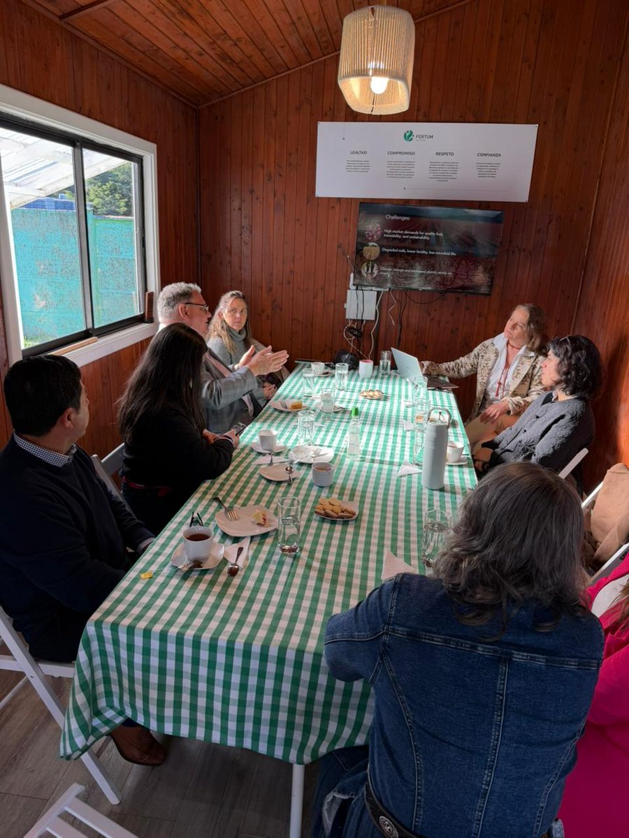 ProChile's tweet image. En el marco de #BiotechWeek 2025, los Directores de ProChile Los Ríos, Bárbara Sepúlveda y ProChile Los Lagos, Ricardo Arriagada junto al Presidente de @BIO_Qc, Benoit Larose vistaron en Puerto Montt a la empresa de biotecnología agrícola, #Patbio