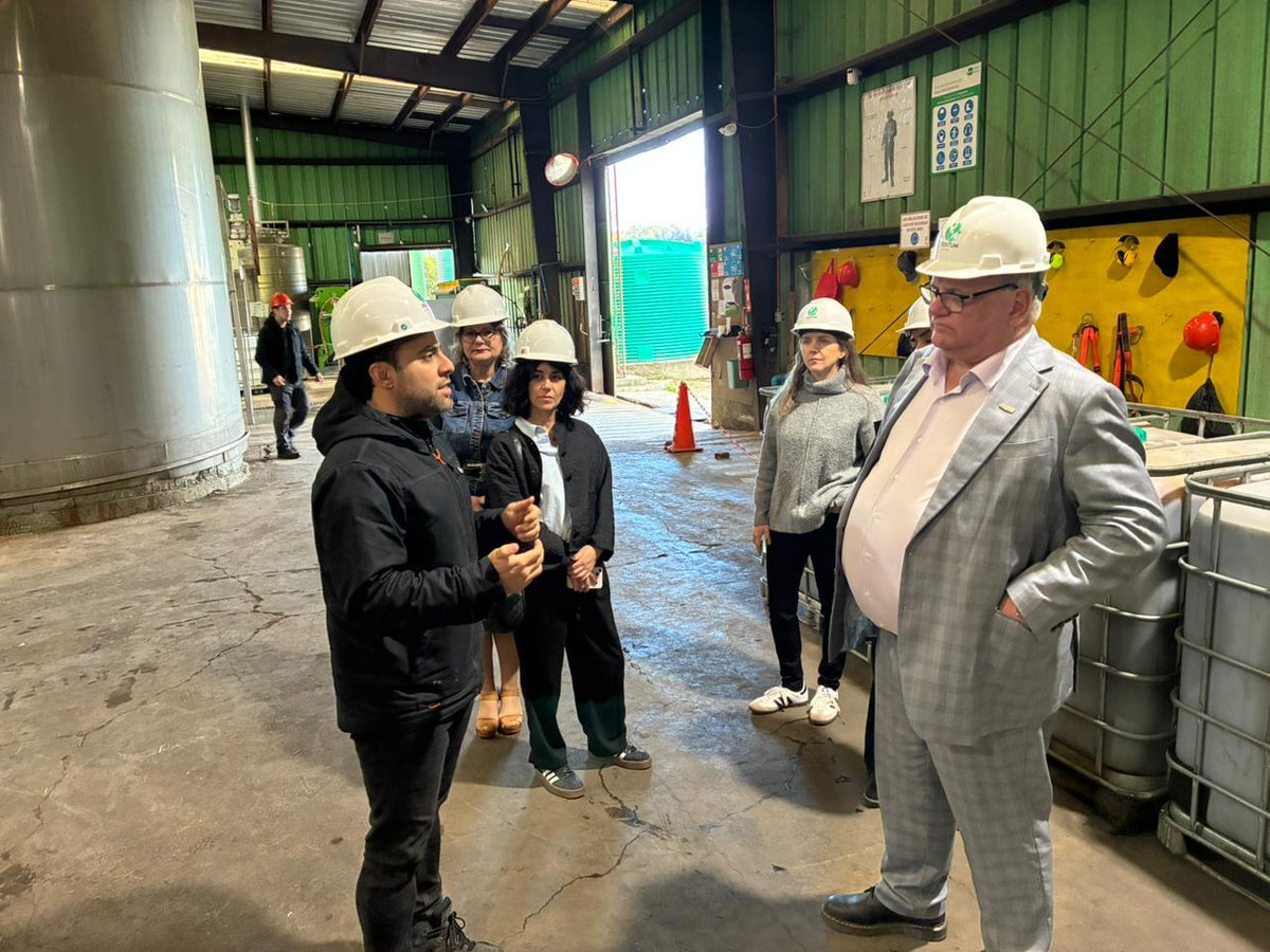 ProChile's tweet image. En el marco de #BiotechWeek 2025, los Directores de ProChile Los Ríos, Bárbara Sepúlveda y ProChile Los Lagos, Ricardo Arriagada junto al Presidente de @BIO_Qc, Benoit Larose vistaron en Puerto Montt a la empresa de biotecnología agrícola, #Patbio