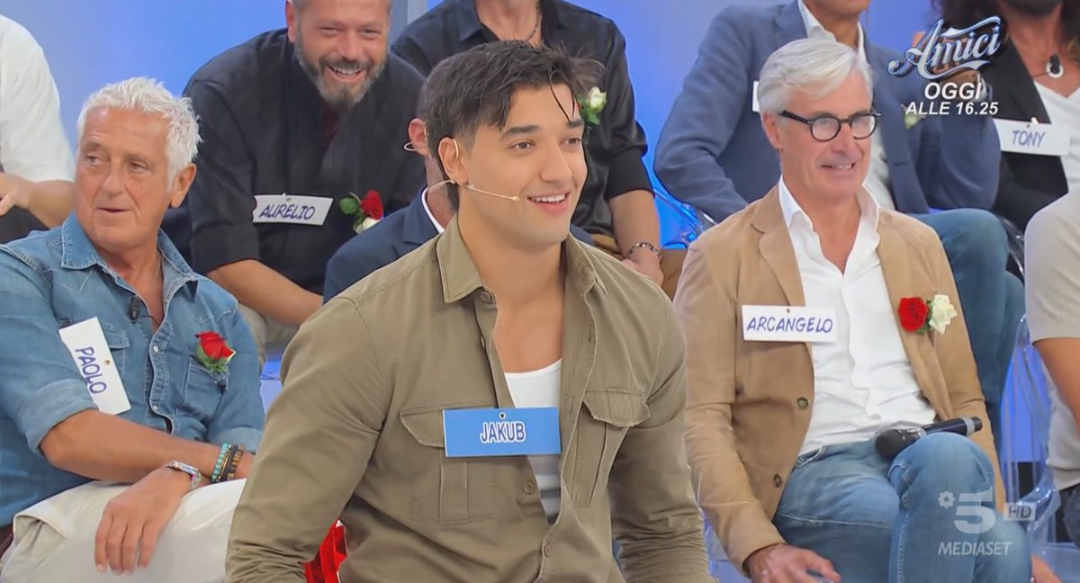 Jakub rientra in studio dopo Cristiana anche per Sara e tutti sono pronti a difenderlo, applaudire la sua buona fede e viene "messo in croce" chi pensa sia lì per le telecamere.

Ok.............

#Uominiedonne