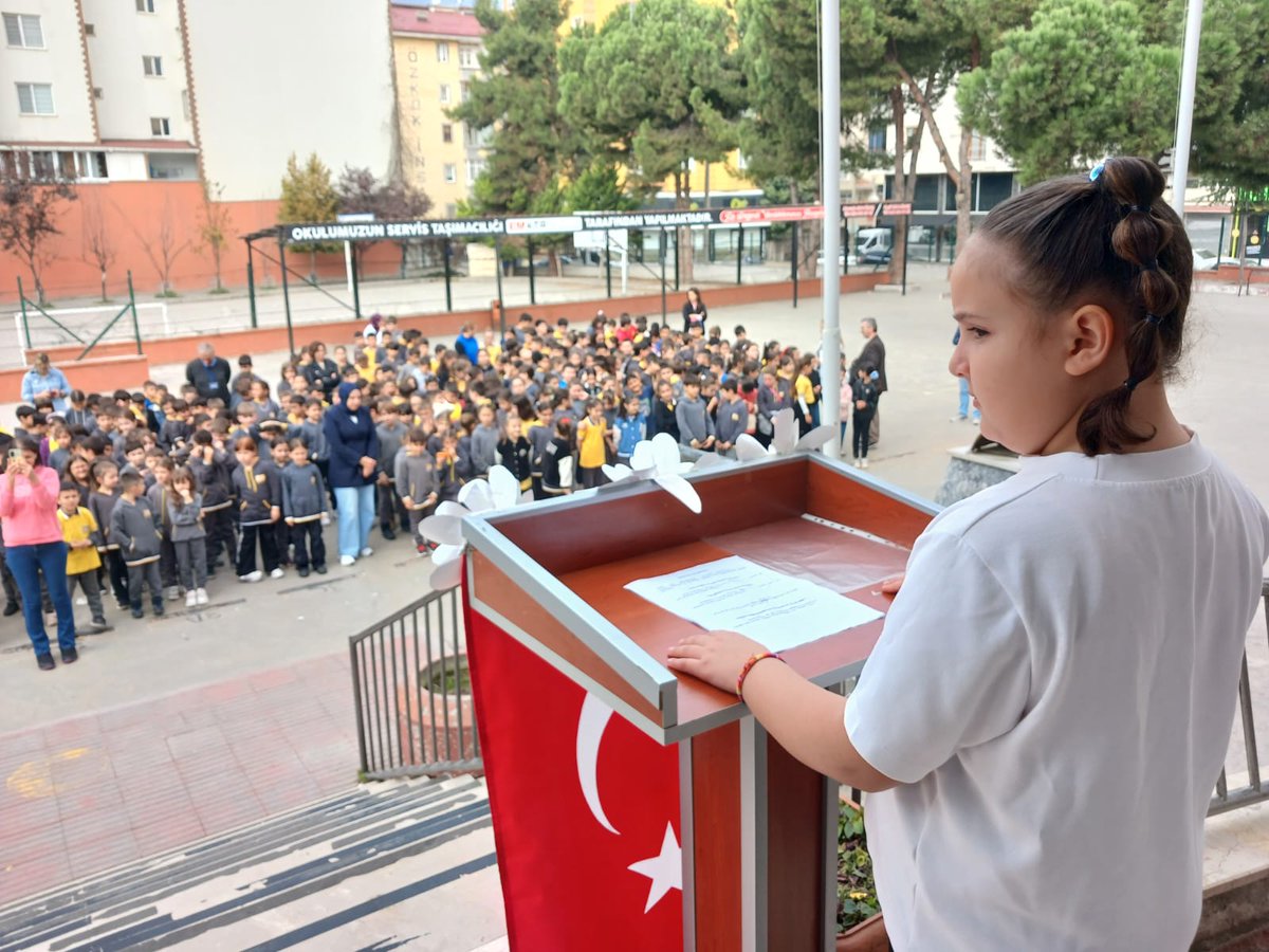 29ekimilkokulu's tweet image. Okulumuzda Kızılay Haftası’nı coşku ve anlam dolu bir programla kutladık.
Kızılay’ın “insana yardım” ilkesini küçük yüreklerinde yaşatan öğrencilerimizle gurur duyuyoruz.

#KızılayHaftası #Yardımlaşma #Dayanışma #İyilikBulaşıcıdır