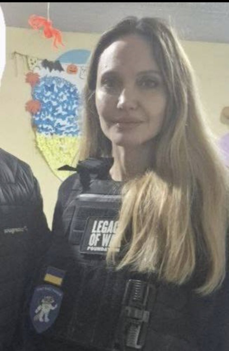 front_ukrainian's tweet photo. ❗️🇺🇸American actress Angelina Jolie arrived in 🇺🇦Kherson, local media reported

Previously, the actress arrived as part of a charity program and visited medical facilities. https://t.co/edNtSQzYKI