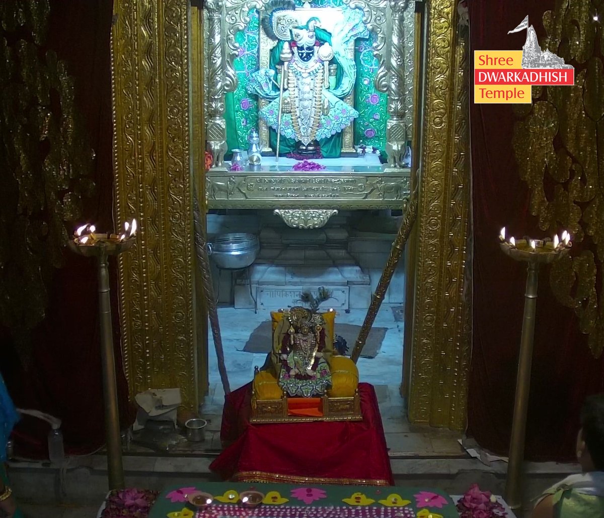 DwarkaOfficial's tweet photo. राजाधीराज द्वारीकाधीशजी के संध्या आरती एवं देव दीपावली उत्सव दर्शन 🙏🏻
श्री द्वारकाधीश मंदिर द्वारका,गुजरात
दिनांक :- 05/11/2025 बुधवार
#dwarka #sandhyaaarti #Devdipawali
#ShridwarikadhishmandirOfficial https://t.co/FL7ZvK5Upi
