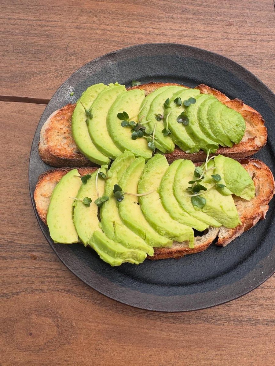 KrCloud_'s tweet image. DongHae con su pan con aguacate  🤝 Mi pan con aguacate, queso y ensalada de nopales #ELFSelcaDay 🇲🇽