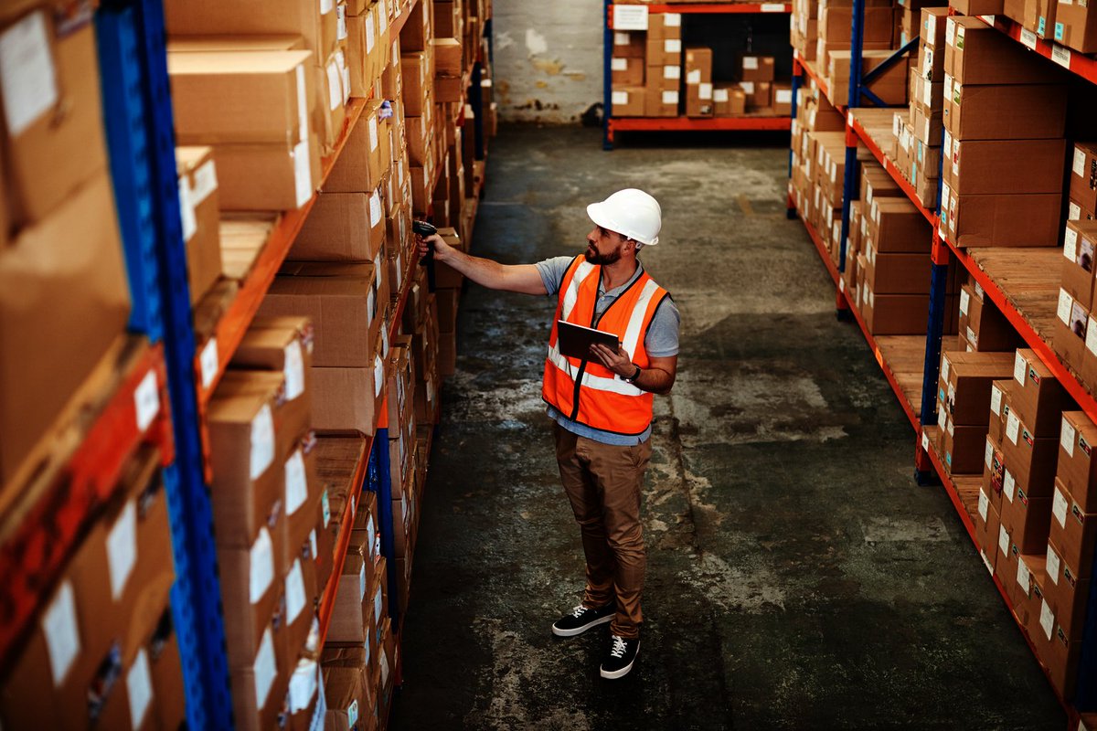 Goldenfrog's tweet photo. KI-gestützte Systeme analysieren große Datenmengen in Echtzeit, lernen aus Mustern und passen Pläne flexibel an. Jürgen Hindler von Oracle im Interview über den Nutzen von KI in Lagerlogistik und Supply Chain Optimierung: https://t.co/wdHWDrhcEW https://t.co/4PRjRxDwfX