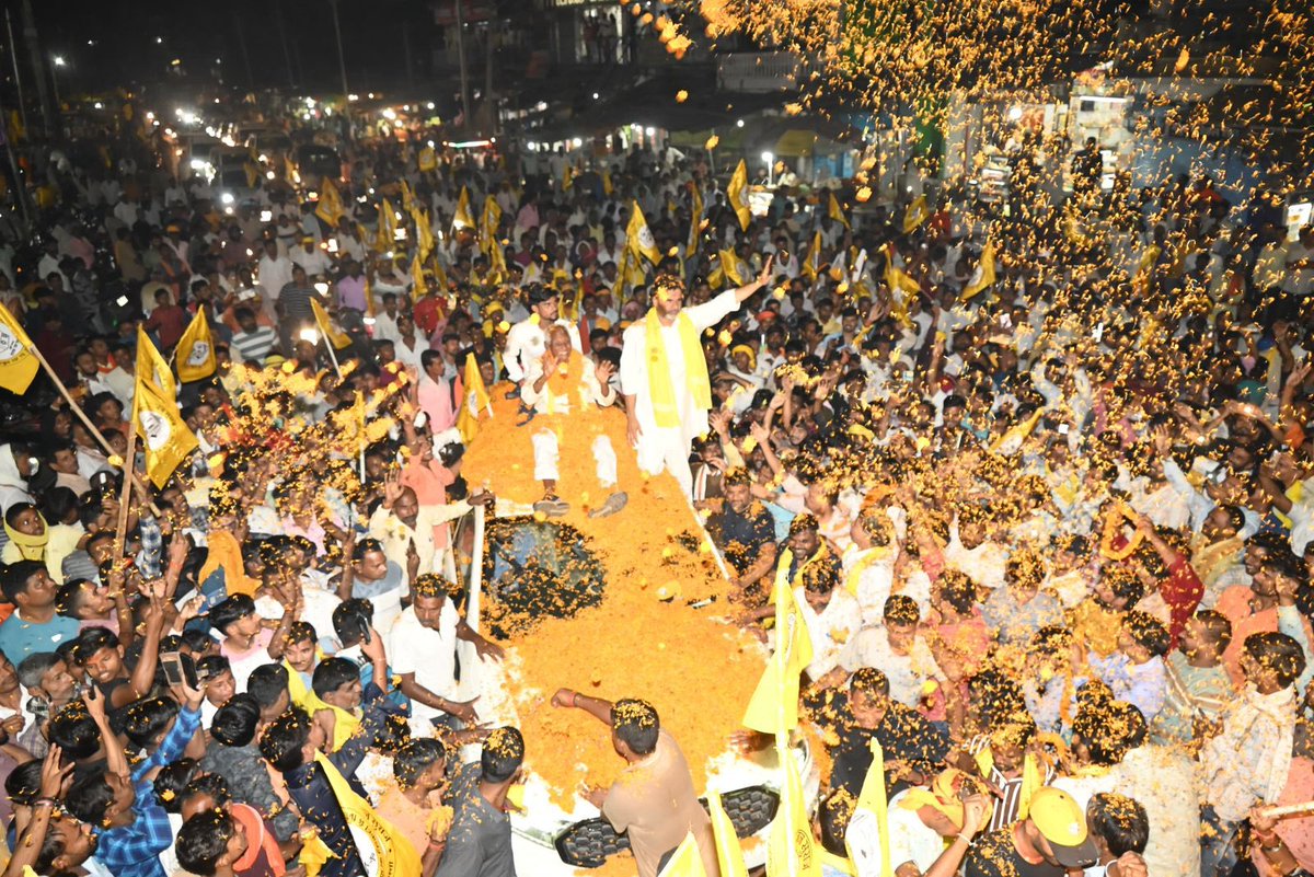 *बिहार विधानसभा चुनाव - 5 नवंबर को औरंगाबाद के गोह में प्रशांत किशोर के रोड शो की कुछ तस्वीरें*