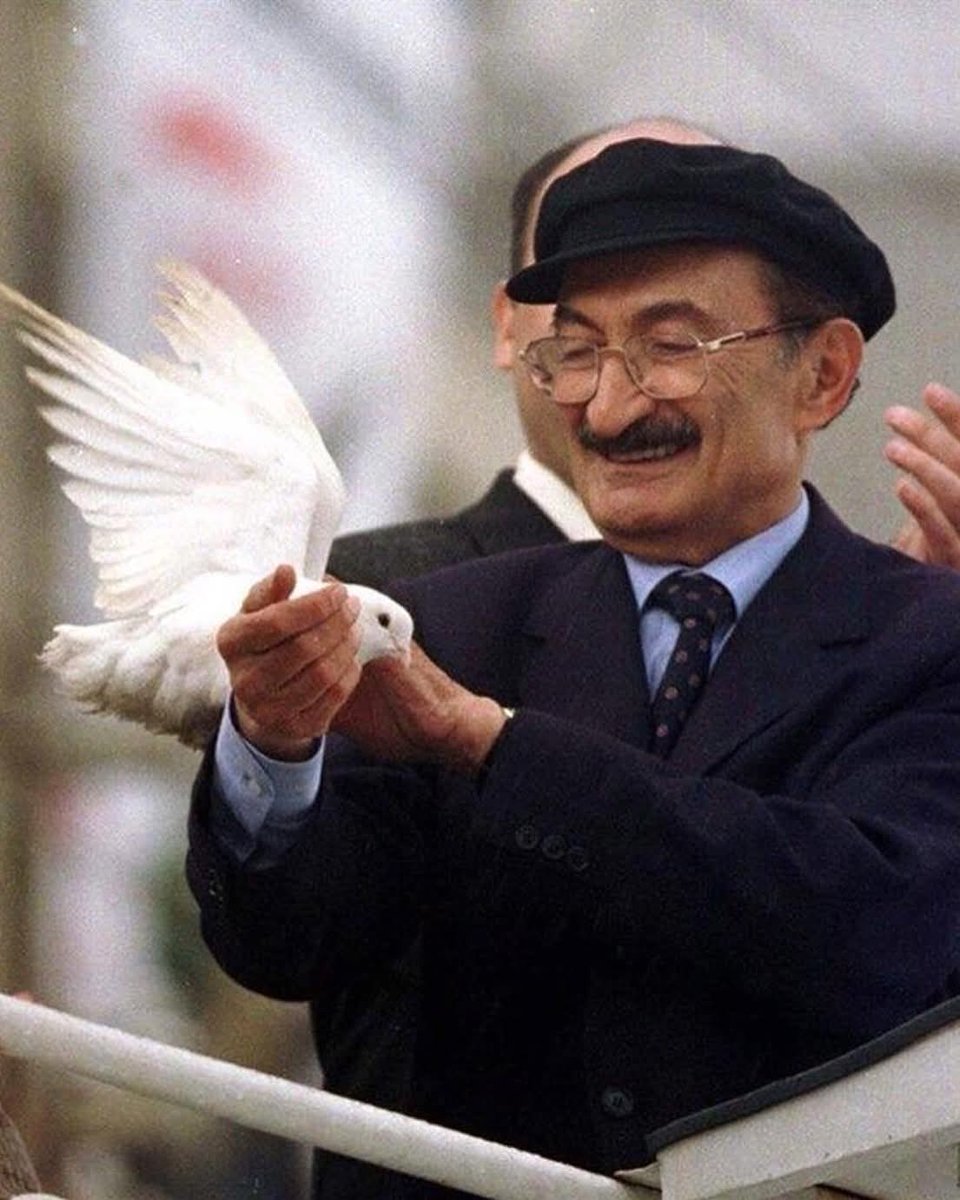 "Namuslu bir hikayen varsa, 
seni kimse satın alamaz."
"Ne ezen ne ezilen, insanca hakça bir düzen..."
-Bülent Ecevit 

Ruhu şad olsun!
Saygı ve rahmetle anıyorum...
5 Kasım 2006
🙏🏻🇹🇷