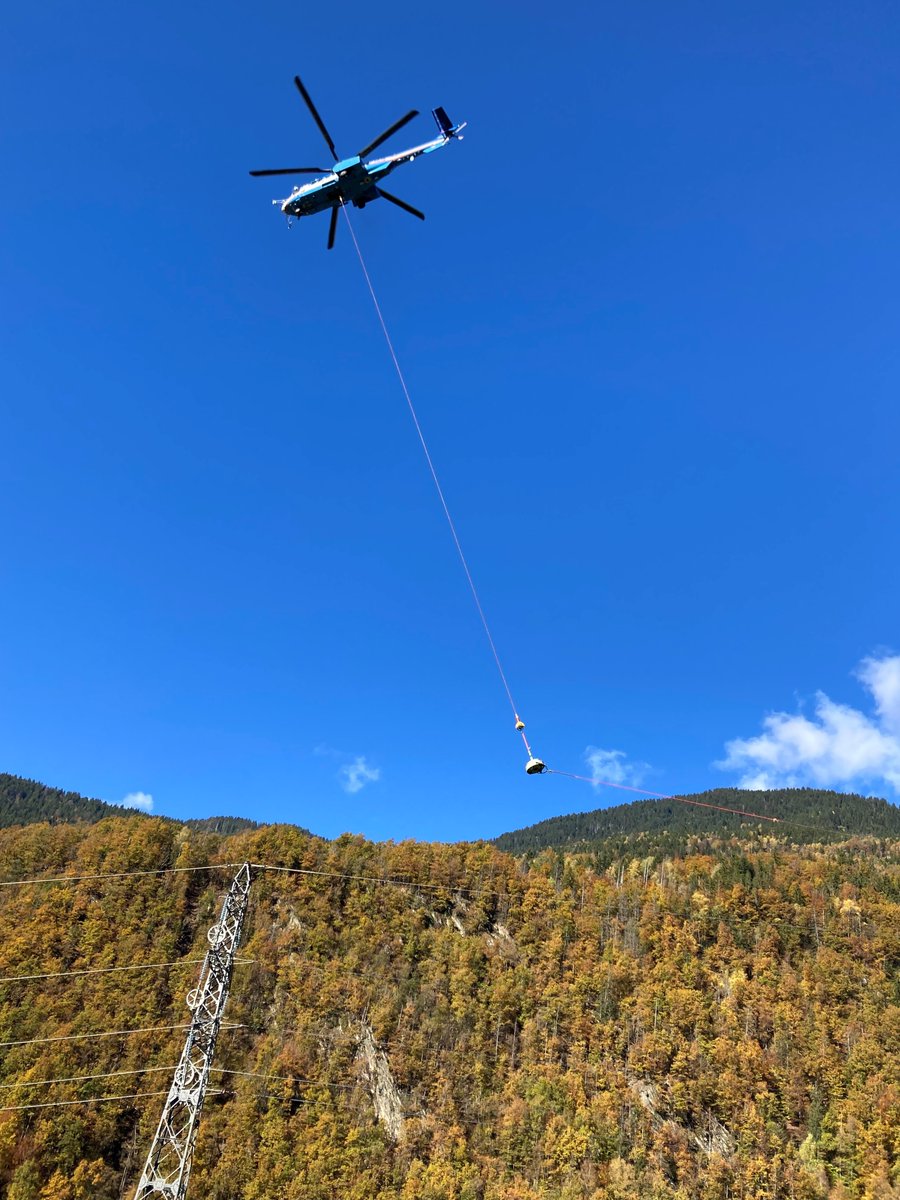✨ Fin de chantier en Savoie !
➡️Les travaux de rénovation de la ligne 42 000 volts reliant Venthon et Beaufort sont terminés.
➡️Un chantier spectaculaire mené avec un 🚁hélicoptère le Super Puma, mobilisant nos équipes au sol et dans les airs pour moderniser 14 km de ligne ⚡️.