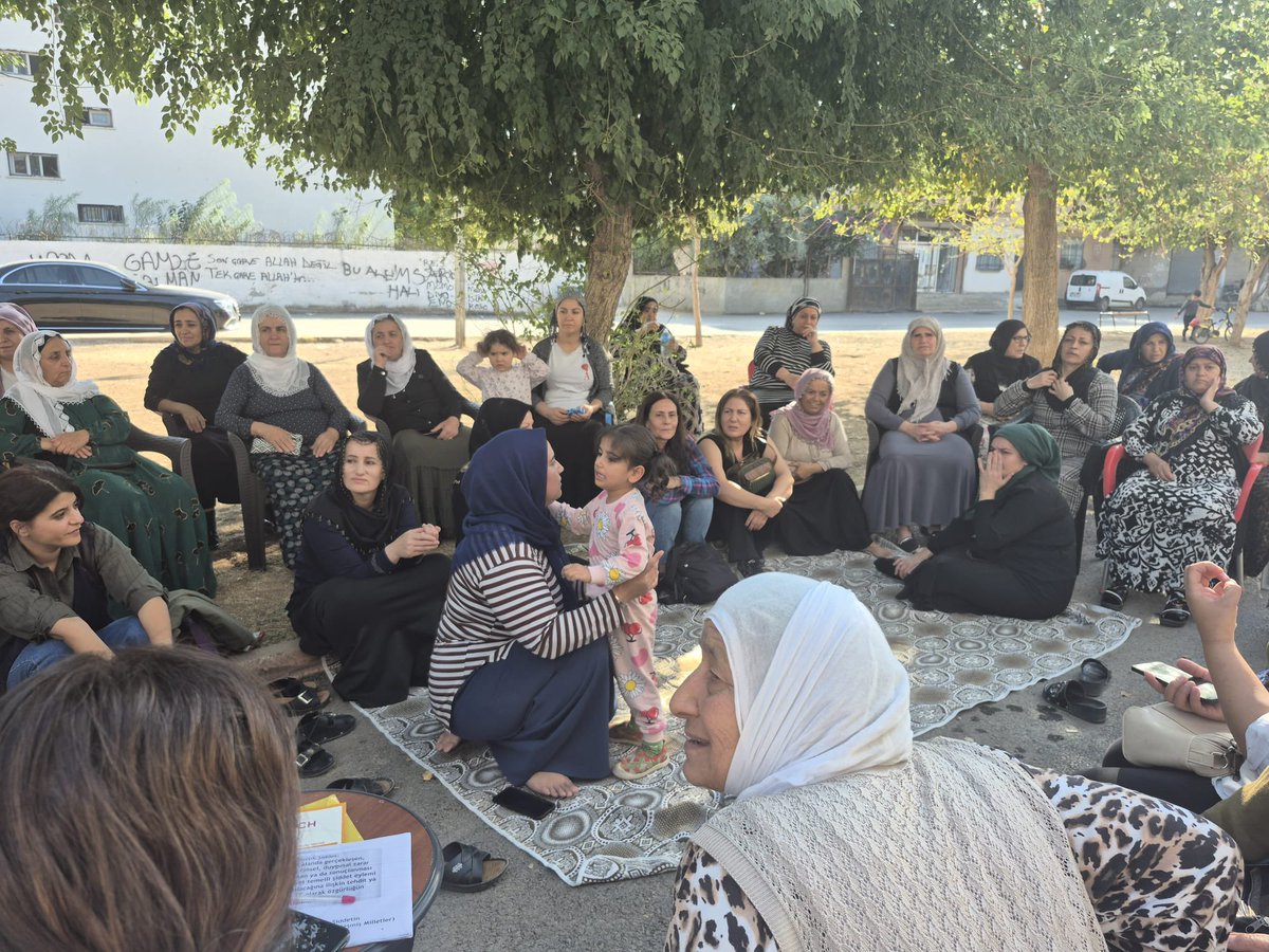 Kadınlar olarak mahallelerde bilincimizi, emeğimizi ve dayanışmamızı örgütlüyoruz.

TJA ve DEM Kadın Meclisi ile özgür yaşamı mahalle mahalle büyütüyoruz.