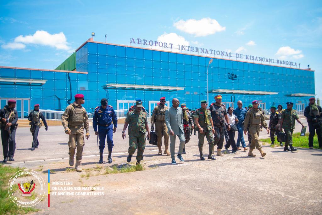 #KISANGANI  05.11.2025
Le <a href="/VPMDefenseRdc/">Vice-Primature, Ministère de La Défense/RDC</a> S.E Me Guy Kabombo Muadiamvita est arrivé ce mercredi 5 novembre 2025, à Kisangani, chef lieu de la province de TSHOPO. 
En itinérance dans la 3e zone de défense,  le programme du Patron de la Défense Nationale prévoit la visite de