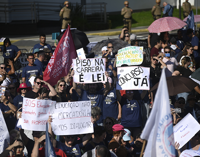 “Não era nada, era uma professora”, disse o senador Jorge Seif (PL) referindo-se a uma bolsonarista de SC. Não esperem que eu defenda nenhum bolsonarista nessa briga. Mas preciso defender os professores. Sabe quem realmente não era nada até vir se refugiar no Senado por SC?