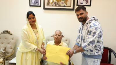 Ahead of Bihar assembly elections, Rashtriya Janata Dal (RJD) candidate Khesari Lal Yadav has received notice against the illegal construction of his residence by Maharashtra’s municipal corporation. 
He is a Bhojpuri singer and actor.
Khesari Lal  is contesting the state