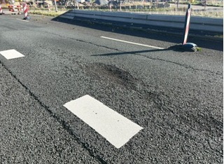 Vanaf donderdag 19.00u tot vrijdag 05.00u herstellen we asfaltschades op de A7 bij Den Oever. Hierdoor is er geen verkeer mogelijk over de Afsluitdijk van Friesland naar Den Oever. Verkeer wordt omgeleid via de A7, A6 en N307 Houtribdijk. rijkswaterstaat.nl/nieuws/archief…