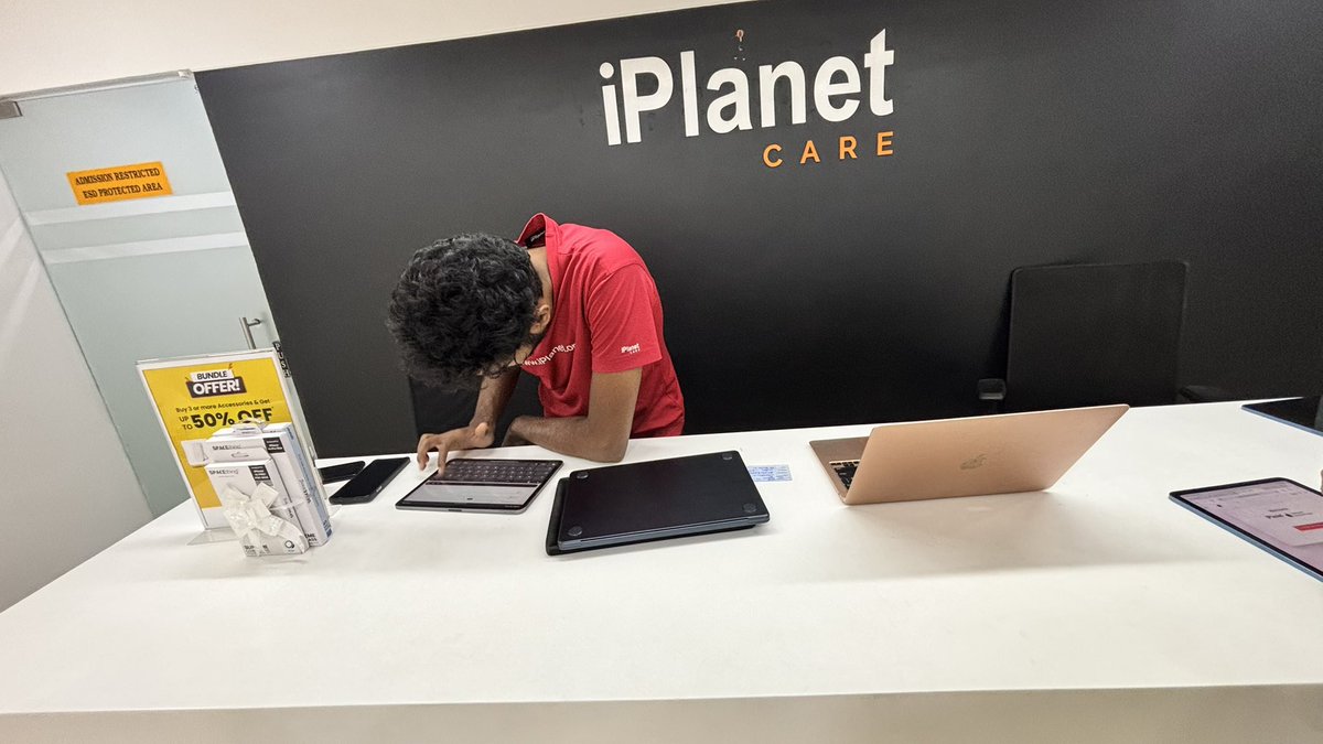 Sabariindher's tweet image. Hello @Apple @AppleSupport 🙏 I’ve been an Apple user since 2023. My dad gifted me a MacBook M2 on Diwali (18 Oct 2025). After 2 weeks, it stopped turning on. Service says logic board issue but refused replacement — it’s a clear manufacturing defect. Please help 🙏 #AppleSupport