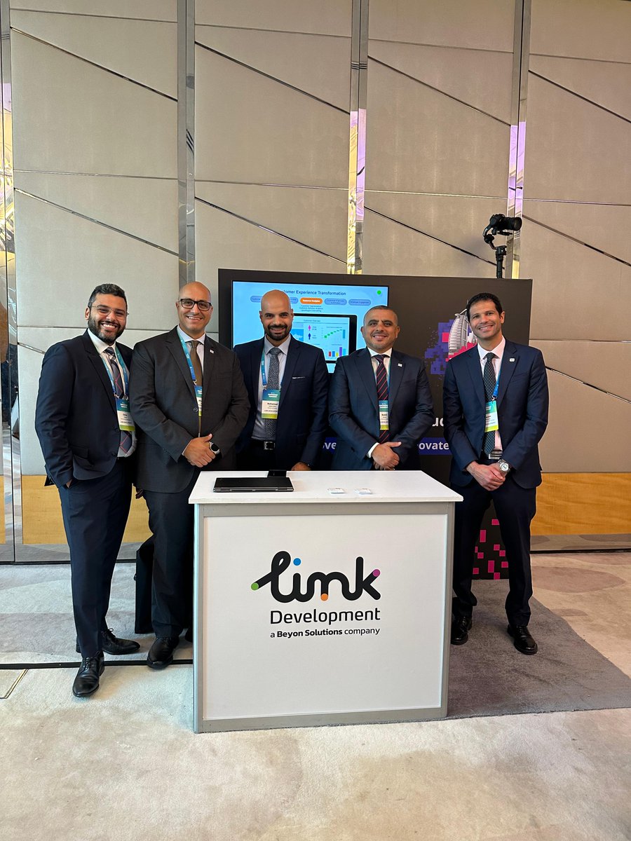 linkdevelopment's tweet image. What an incredible summit in Dubai today! 

The Liferay Customer Summit at the Hilton Palm Dubai Jumeirah brought together UAE&apos;s digital innovators for an unforgettable day of collaboration and learning.
A special highlight: our partnership success story with the Ministry of…