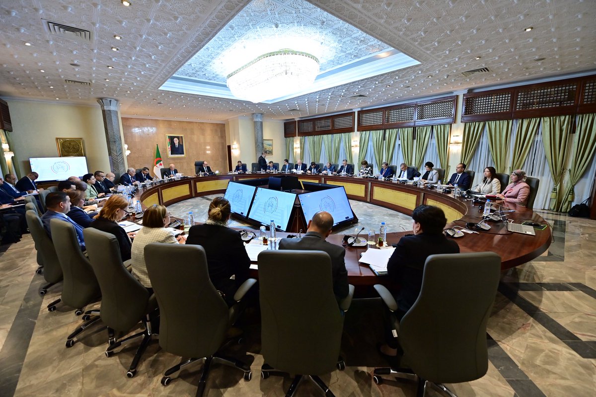 #اجتماع_الحكومة: 2025/11/05

الوزير الأول، السيد #سيفي_غريب، يترأس اليوم الأربعاء 5 نوفمبر 2025، اجتماعًا للحكومة.

البيان كاملا: shorturl.at/urI8V