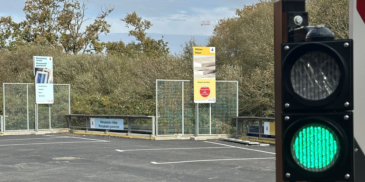 Après 6 mois de travaux, la #déchèterie de Vannes-Tohannic rouvre lundi 12/11 ! Un site entièrement repensé avec une nouvelle entrée pour une circulation plus  fluide, des nouveaux locaux pour le tri et le réemploi. Accès avec une carte gratuite. Demandez-la en ligne ou par tel.