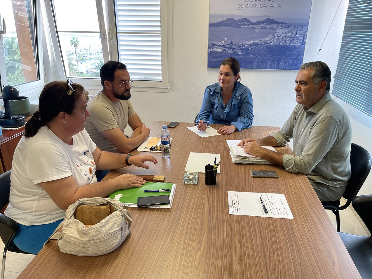 Comienzo la mañana reuniéndome con el comité de empresa de Limpieza Viaria, que además acaba de ser elegido. 

Tienen una ardua labor por delante tras el desmantelamiento paulatino del Servicio Municipal de Limpieza.