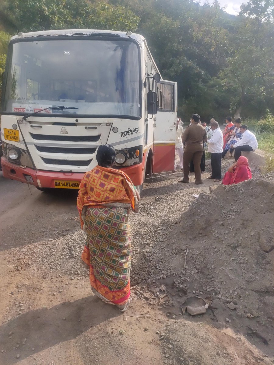 ams_cool's tweet photo. @PratapSarnaik Breakdwn in Shirgaon Ghat. After enquiry it was understood dat brake pipe bursts n just nw at wai depot same bus issue wid clutch was resolved. It is very unfortunate 2 see issues faced by our people. I would request to look into dis and hav periodic maintenance. https://t.co/B0HX68SIuu