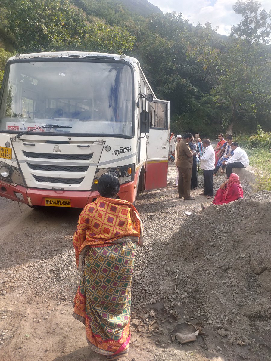 ams_cool's tweet photo. @PratapSarnaik Breakdwn in Shirgaon Ghat. After enquiry it was understood dat brake pipe bursts n just nw at wai depot same bus issue wid clutch was resolved. It is very unfortunate 2 see issues faced by our people. I would request to look into dis and hav periodic maintenance. https://t.co/B0HX68SIuu