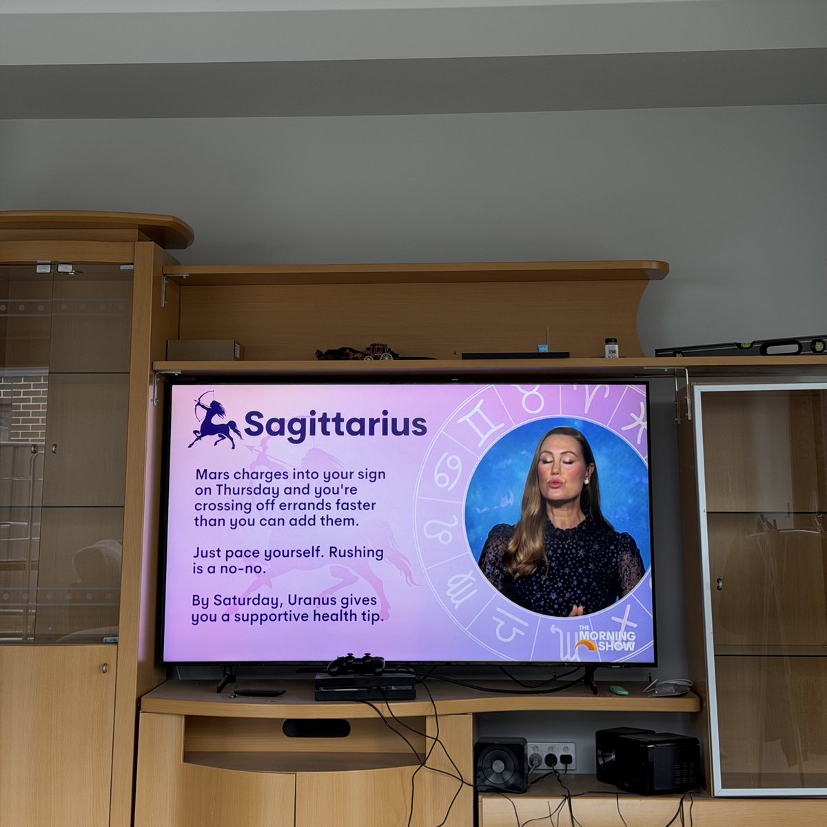 මෙහෙ ආවා කියලා නෑ උදේම ලග්න පලාඵල බලලා තමා වැඩ පටන් ගන්නේ 😁