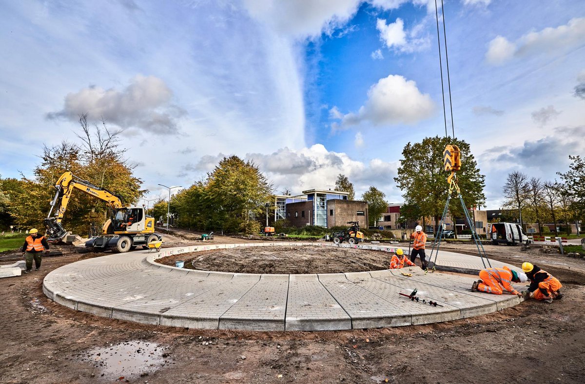 almere's tweet photo. ♻️ Een rotonde uit Hardenberg krijgt een tweede leven in Almere! Voor het eerst is een rotonde op deze circulaire manier gerenoveerd. Het project met @DuraVermeer bespaart flink op CO₂ en toont hoe duurzaamheid, innovatie en samenwerking samenkomen. 🌍 https://t.co/WrrKuGUClG https://t.co/KvyKpxzo05
