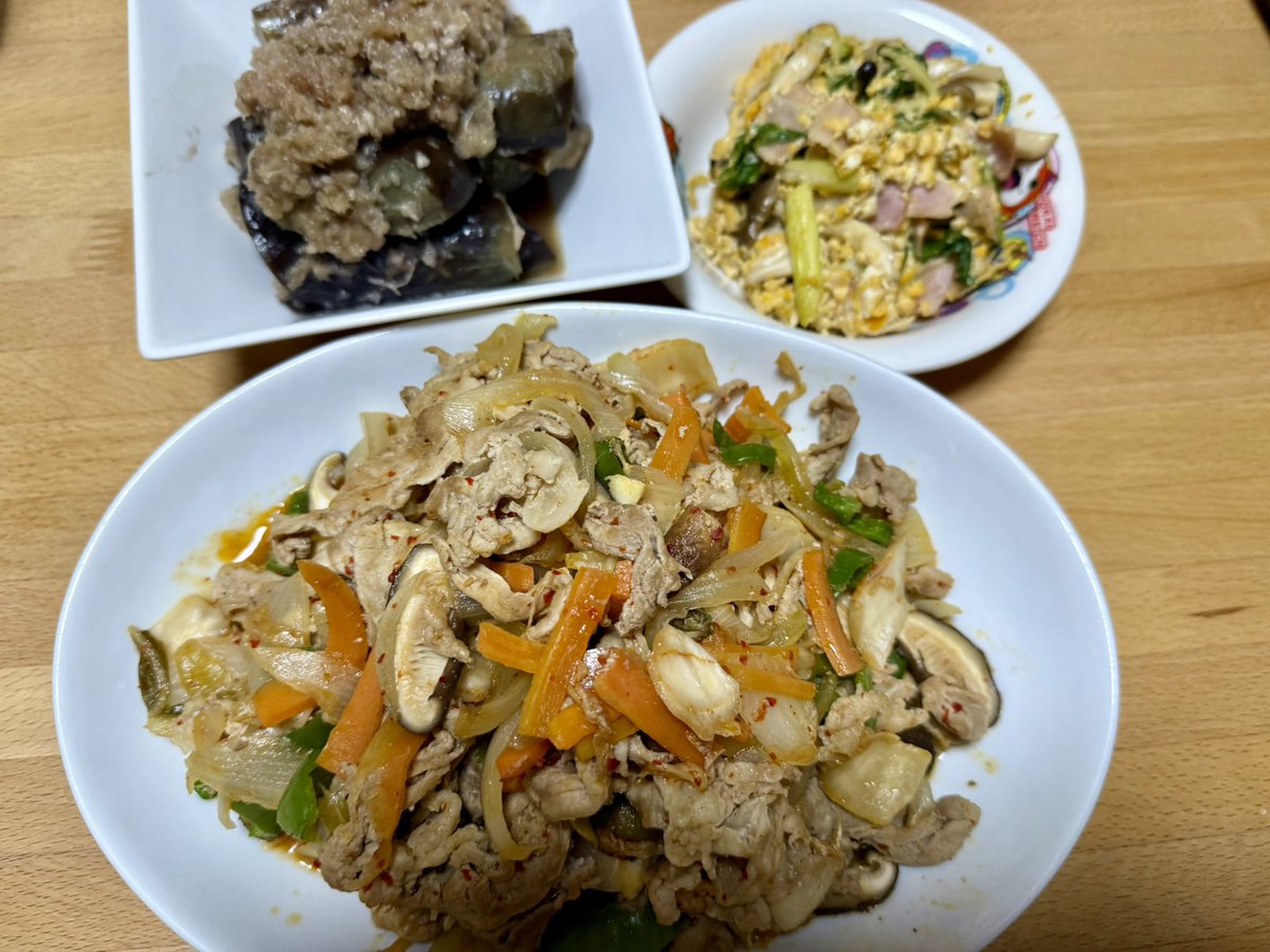 最近、家の中になぜかコオロギが😭
外に出しても、何日かしたらまたいる💦
どこから入ってるのかわからないー

夜ご飯
キムチ炒め
ナスの梅おろし煮
昨日の残り水菜とベーコン炒めを卵で炒めて

#夜ご飯 #おうちごはん