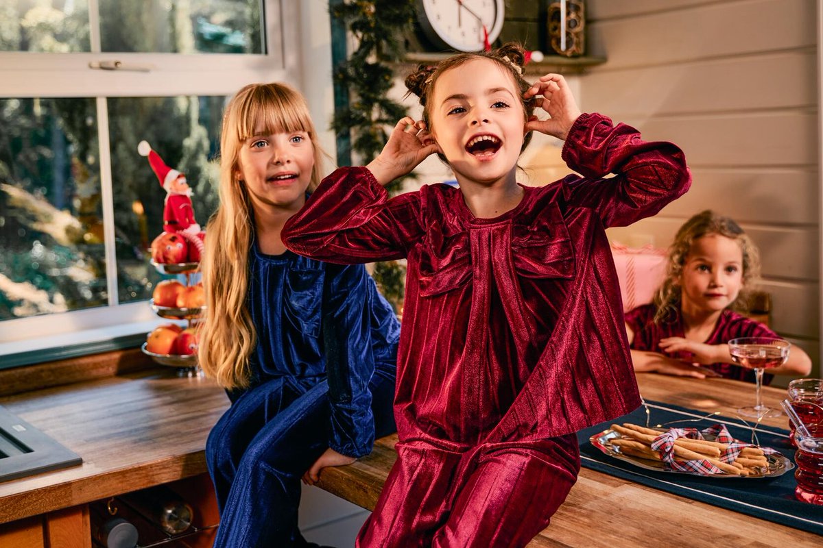 🎀 Terciopelo plisado + lazo gigante = el combo perfecto para las fiestas de las peques 💫
 
Descubre nuestra nueva colección YA disponible ⬇️
bit.ly/2511_new_in