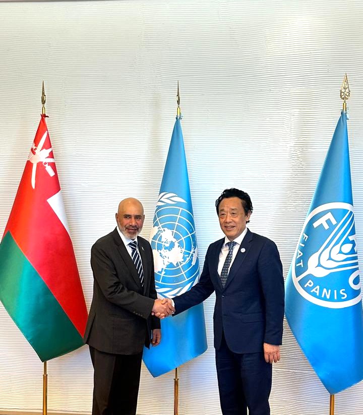 التقى صاحب السمو السيد نزار بن الجلندى آل سعيد، سفير سلطنة عُمان المعيَّن لدى الجمهورية الإيطالية، بمعالي شو دونيو، المدير العام لمنظمة الأغذية والزراعة للأمم المتحدة (الفاو). جرى خلال اللقاء مناقشة الإجراءات ذات الصلة بإنشاء ممثلية لمنظمة الأغذية والزراعة للأمم المتحدة في سلطنة