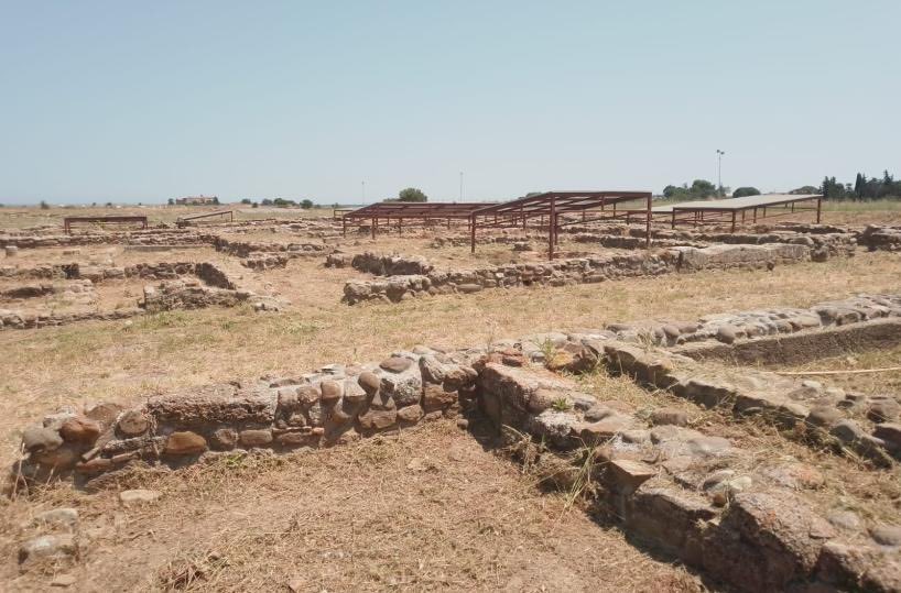 MassimoOsanna's tweet photo. Una grande struttura semicircolare affiora a #Herakleia, Policoro. Indizi convergenti dalle prospezioni indicano un edificio scenico, probabilmente un teatro.A inizio novembre una nuova campagna di scavo. Ricerca che genera conoscenza, accessibilità e nuovo racconto #Archeologia https://t.co/9rtQYX7vTU
