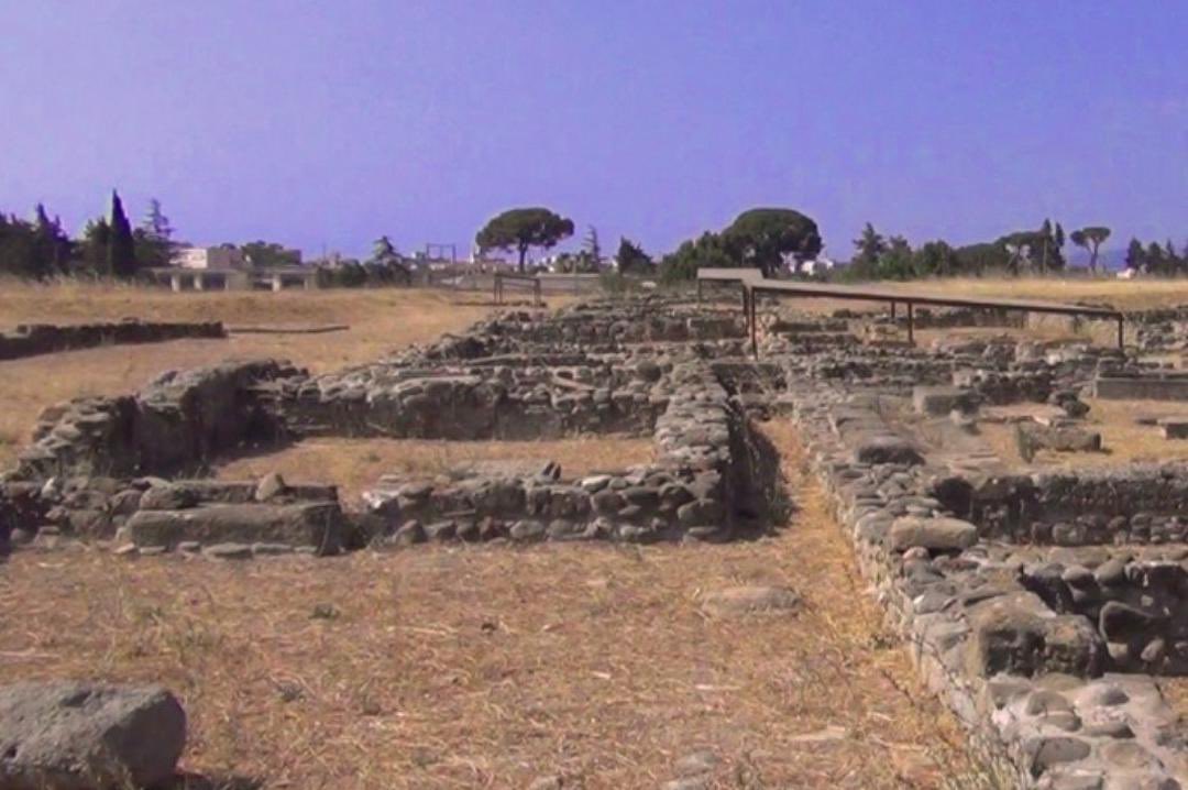 Una grande struttura semicircolare affiora a #Herakleia, Policoro. Indizi convergenti dalle prospezioni indicano un edificio scenico, probabilmente un teatro.A inizio novembre una nuova campagna di scavo. Ricerca che genera conoscenza, accessibilità e nuovo racconto #Archeologia